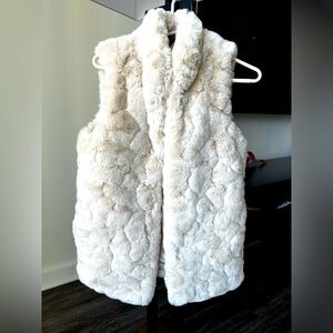 Vest Faux Fur!!! Size medium. Has pockets!!